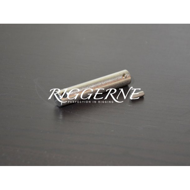Selden aksel med lsestift 12x62 mm