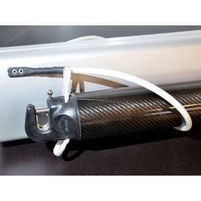 Spilerstageholder til bom